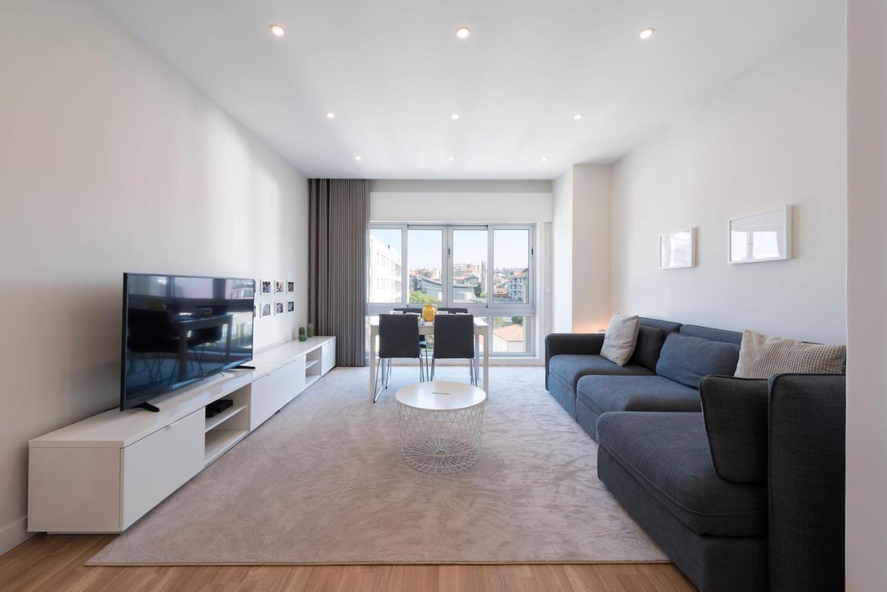 Lovelystay - Downtown Modern 2Br Flat With Free Parking Porto Exterior photo